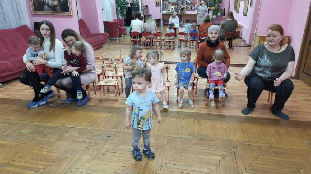 21 октября прошла первая встреча детского-родительского клуба «Познаем мир играя»
