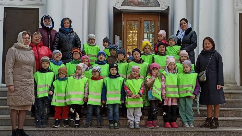 Воспитанники детского сада «Благовест», старшей и подготовительной групп посетили Церковь Троицы Живоначальной в Павлино.