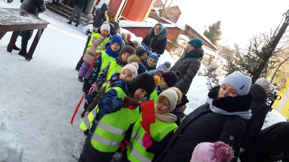 Дети Православной гимназии св. Ионна Кронштатского и дети детского сада Благовест посетили Храм Троицы Живоначальной деревне Павлино.